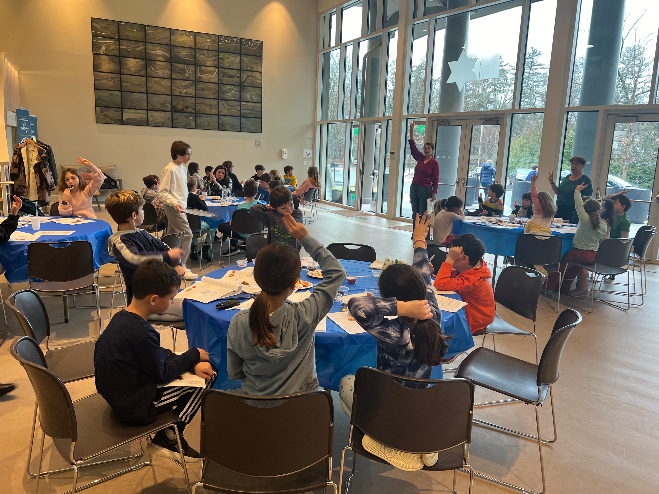 Shabbat table Cantor shin